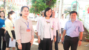Phó Chủ tịch UBND tỉnh Đồng Nai Nguyễn Thị Hoàng kiểm tra công tác chuẩn bị cho ngày bầu cử tại điểm bỏ phiếu khu phố Núi Tung