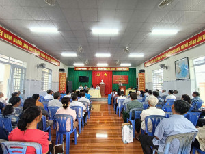 Phó Bí thư Thường trực Đảng ủy phường Bình Lộc - Huỳnh Thị Thanh Hà tiếp xúc cử tri khu phố Suối Tre