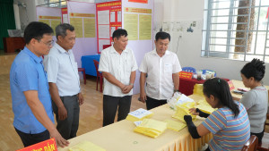 Bí thư Đảng ủy phường Bình Lộc kiểm tra, nắm bắt tình hình công tác chuẩn bị các khu vực bỏ phiếu