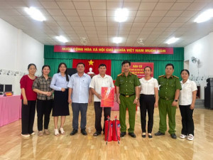 Phường Bình Lộc trang bị bình phòng cháy chữa cháy cho các đơn vị bầu cử