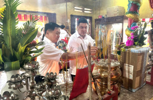 Miếu Quan Âm phường Bình Lộc trao tặng gần 200 phần quà cho hộ có hoàn cảnh khó khăn, học sinh hiếu học