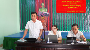 Đồng chí Đào Đại Giang, Phó Bí thư Đảng uỷ, Chủ tịch UBND phường Bình Lộc dự sinh hoạt Chi bộ khu phố 1