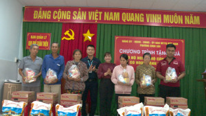 Tặng 50 phần quà cho các hộ nghèo, gia đình có hoàn cảnh khó khăn