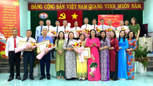 Đảng ủy phường Bình Lộc trao tặng huy hiệu Đảng đợt 07-11-2025