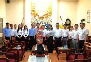 Lãnh đạo phường Bình Lộc thăm chúc mừng Lễ Giáng sinh năm 2025 tại giáo xứ Chính Tòa