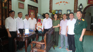 Phường Bình Lộc thăm, tặng quà các gia đình có công với cách mạng nhân dịp kỷ niệm 51 năm Ngày Giải phóng miền Nam