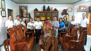 UBND phường Bình Lộc đến thăm, chúc mừng các cơ sở Phật nhân dịp Đại lễ Phật đản Nguồn: Dnnrtv Ẩn bớt