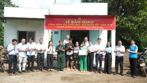 Lễ ban giao công trình sửa chữa nhà “Đại đoàn kết” cho 02 hộ nghèo