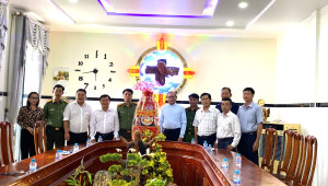 Tặng quà các cơ sở tôn giáo tiêu biểu trên địa bàn phường Bình Lộc