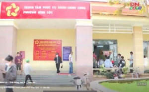 Người dân phường Bình Lộc hân hoan, phấn khởi nhận quà Tết Độc lập