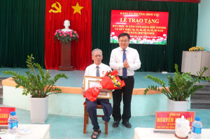Phường Bình Lộc trao tặng Huy hiệu Đảng đợt 19/5 và 02/9