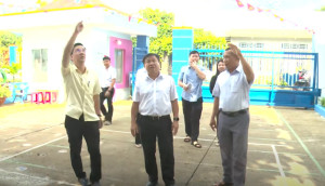 Bí thư Đảng ủy phường Bình Lộc Nguyễn Xuân Hà khảo sát đôn đốc sửa chữa trường lớp chuẩn bị năm học mới
