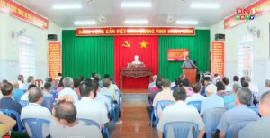 LÃNH ĐẠO PHƯỜNG BÌNH LỘC DỰ SINH HOẠT CHI BỘ VÀ TẶNG QUÀ CHO HỘ GIA ĐÌNH CÓ HOÀN CẢNH KHÓ KHĂN TẠI KHU PHỐ SUỐI TRE