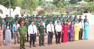Tân binh phường Bình Lộc viếng Đền thờ liệt sĩ Long Khánh trước ngày lên đường nhập ngũ