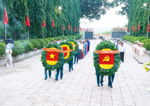 Phường Bình Long viếng nghĩa trang liệt sĩ nhân kỹ niệm 78 năm ngày thương binh liệt sĩ