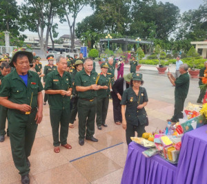 Đoàn công tác Hội CCB phường Bình Long thăm tặng quà cho gia đình chính sách tại Tây Ninh