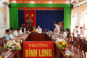 Chủ tịch UBND phường Bình Long Đặng Hoàng Thái làm việc với các ngành về việc bàn giao dịch vụ công ích về Trung tâm dịch vụ tổng hợp