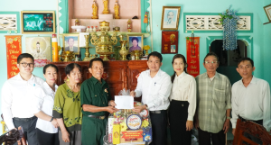 Lãnh đạo tỉnh Đồng Nai thăm tặng quà các thương binh tại phường Bình Long