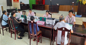 Phòng giao dịch Ngân hàng Chính sách xã hội Bình Long tổ chức phiên giao dịch tại điểm giao dịch Phú Đức sau khi thực hiện kế hoạch sắp xếp đơn vị hành chính và xây dựng mô hình chính quyền địa phương 2 cấp