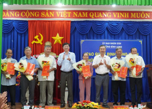Phường Bình Long giao ban và trao quyết định công nhận chức...