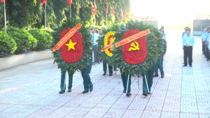 BÌNH LONG VIẾNG NGHĨA TRANG LIỆT SỸ NHÂN DỊP KỶ NIỆM 80 NĂM CÁCH MẠNG THÁNG TÁM VÀ QUỐC KHÁNH 2-9