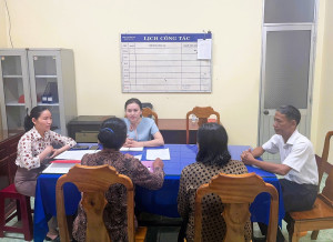 PHÓ BÍ THƯ THƯỜNG TRỰC ĐẢNG UỶ, CHỦ TỊCH HĐND PHƯỜNG NGUYỄN THỊ HIỀN TIẾP CÔNG DÂN