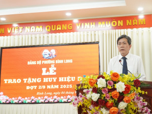 BÌNH LONG 18 ĐẢNG VIÊN ĐƯỢC TRAO TẶNG HUY HIỆU ĐẢNG ĐỢT 02-9