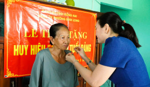 BÌNH LONG TRAO TẶNG HUY HIỆU 50 NĂM TUỔI ĐẢNG CHO ĐẢNG VIÊN LÊ THỊ DỤC