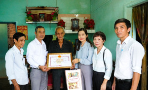 LÃNH ĐẠO PHƯỜNG BÌNH LONG THĂM, CHÚC THỌ NGƯỜI CAO TUỔI