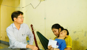 CHỦ TỊCH UBND PHƯỜNG BÌNH LONG ĐẶNG HOÀNG THÁI THĂM TẶNG QUÀ...