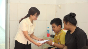 LÃNH ĐẠO PHƯỜNG BÌNH LONG THĂM TẶNG QUÀ TẾT TRUNG THU BỆNH NHI