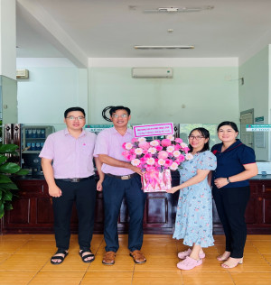 HỘI NÔNG DÂN PHƯỜNG BÌNH LONG ĐẾN CHÚC MỪNG PHÒNG GIAO DỊCH NHCSXH BÌNH LONG NHÂN DỊP KỶ NIỆM  23 NĂM THÀNH LẬP