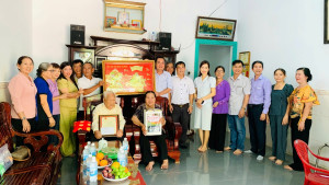 ĐOÀN LÃNH ĐẠO TỈNH ĐỒNG NAI THĂM CHÚC THỌ NGƯỜI CAO TUỔI PHƯỜNG BÌNH LONG