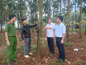 NGÂN HÀNG CHÍNH SÁCH XÃ HỘI PHỐI HỢP VỚI CÔNG AN PHƯỜNG BÌNH LONG THĂM HỎI, ĐỘNG VIÊN NGƯỜI CHẤP HÀNH XONG ÁN PHẠT TÙ TRỞ VỀ ĐỊA PHƯƠNG