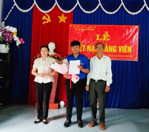 Chi bộ khu phố An Bình kết nạp đảng viên mới
