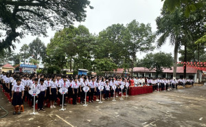 Giáo viên, học sinh phường Bình Long ủng hộ đồng bào bị ảnh hưởng bởi bão lụt