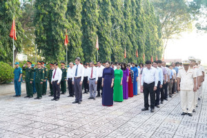 Bình Long viếng nghĩa trang liệt sĩ nhân dịp kỷ niêm 81 năm ngày thành lập Quân đội Nhân dân Việt Nam