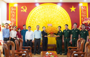 Lãnh đạo phường Bình Long thăm, chúc mừng cán bộ, chiến sĩ Ban Chỉ huy Phòng thủ khu vực 4 - Bình Long