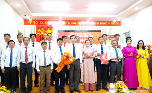 PHƯỜNG BÌNH LONG CÔNG BỐ QUYẾT ĐỊNH THÀNH LẬP ĐẢNG BỘ CƠ SỞ CÔNG TY TNHH MTV CAO SU BÌNH LONG
