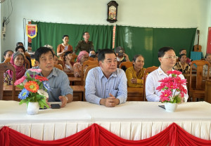 GIA ĐÌNH ÔNG HÀ ANH DŨNG KHU PHỐ BÌNH TÂY TRAO TẶNG QUÀ TẾT CHO NGƯỜI DÂN