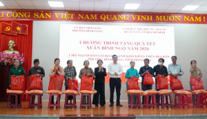 Bình Long trao tặng quà 378 phần quà Tết cho hội viên, người dân có hoàn cảnh khó khăn