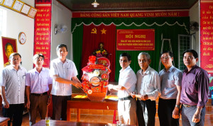 Bí thư Đảng ủy phường Bình Long Bùi Quốc Bảo thăm, chúc Tết đảng viên cao tuổi Đảng