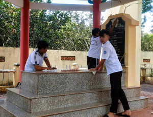 HỌC SINH TRƯỜNG THCS PHAN BỘI CHÂU DỌN VỆ SINH MỘ LỰC LƯỢNG VŨ TRANG AN NINH AN LỘC