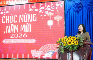 PHÓ BÍ THƯ TỈNH ỦY, CHỦ TỊCH ỦY BAN MTTQ VIỆT NAM TỈNH HUỲNH THỊ HẰNG TẶNG QUÀ TẾT NGƯỜI DÂN KHÓ KHĂN PHƯỜNG BÌNH LONG