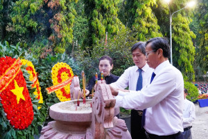 BÌNH LONG VIẾNG NGHĨA TRANG LIỆT SĨ VÀ CÁC NHÀ BIA GHI DANH VÀ MỘ 3000 NGƯỜI