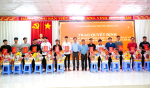 BÌNH LONG TRAO QUYẾT ĐỊNH CHO CÔNG DÂN THỰC HIỆN NVQS VÀ CÔNG AN NHÂN DÂN