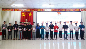 BÌNH LONG KẾT NẠP 72 ĐOÀN VIÊN THANH NIÊN SẴN SÀNG NHẬP NGŨ