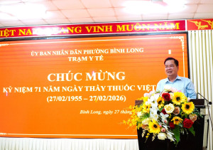 Lãnh đạo phường Bình Long thăm chúc mừng cán bộ, nhân viên Trạm Y tế