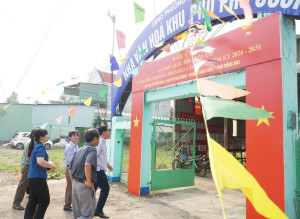 Phó Chủ tịch UBND phường Bình Long Trần Văn Tuấn kiểm tra công tác chuẩn bị bầu cử tại các khu phố