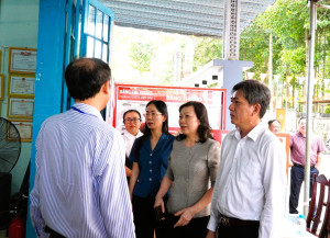 PHÓ BÍ THƯ TỈNH ỦY HUỲNH THỊ HẰNG KIỂM TRA CÔNG TÁC BẦU CỬ TẠI 2 PHƯỜNG BÌNH LONG VÀ AN LỘC